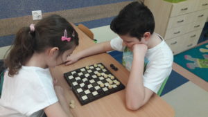 Warcaby – rozwijanie wszechstronnych zdolności u dzieci