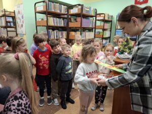 Uczniowie klas pierwszych zostali czytelnikami biblioteki 
